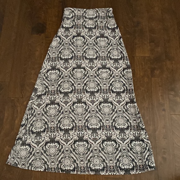 Artisan skirt , size xs Beautiful Black, white bit of grey,and brown. Never worn - Picture 3 of 4
